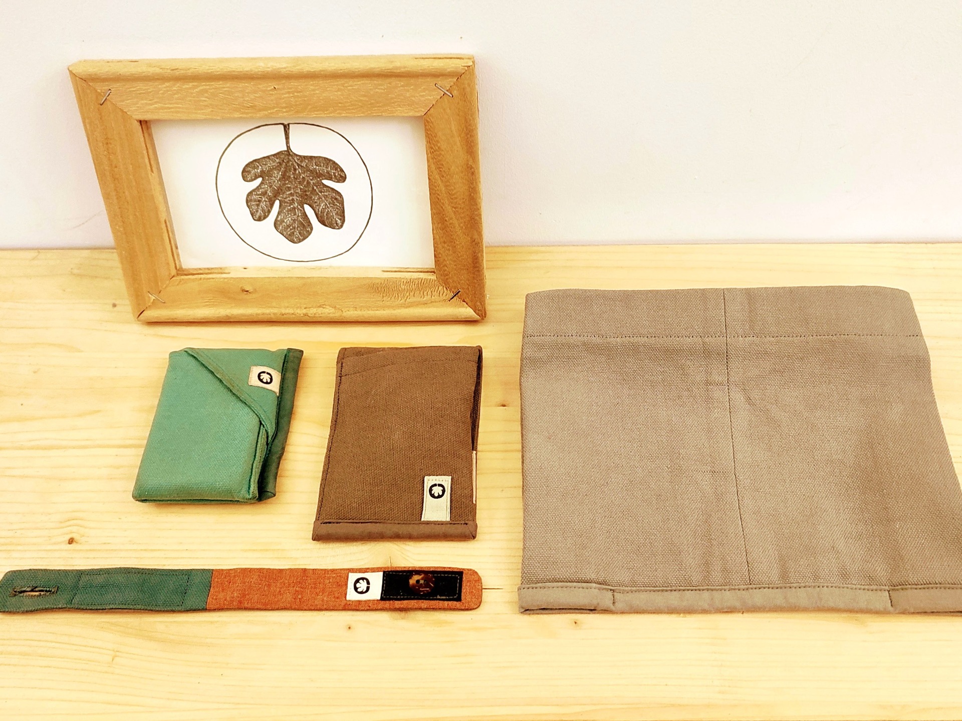 The Oriol Rod Studio logo is a fig leaf. The logo (Negative) was designed by Maria Spanou. The fig leaf illustration (Positive) was created by illustrator Marina Koldenkova.